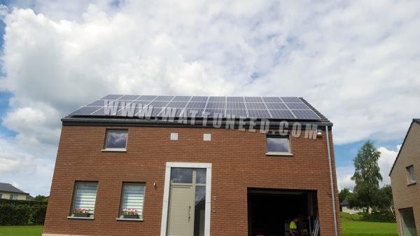 Toit d'une maison équipé de panneaux photovoltaïques