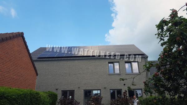 Toit d'une maison équipé de panneaux photovoltaïques