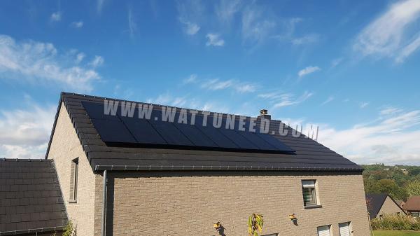 Toit d'une maison équipé de panneaux photovoltaïques