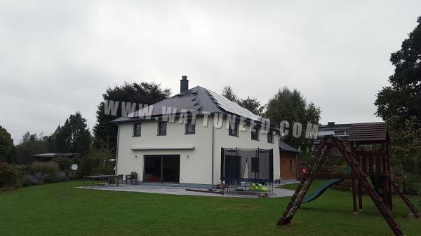 Toit d'une maison équipé de panneaux photovoltaïques