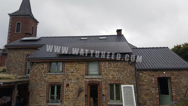 Toit d'une maison équipé de panneaux photovoltaïques