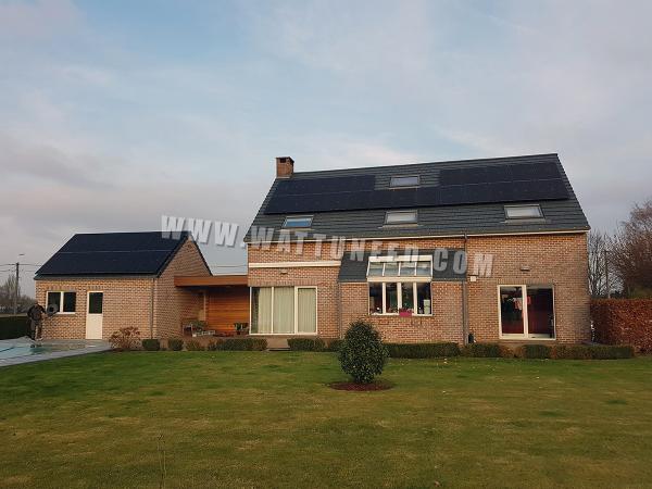 Toit d'une maison équipé de panneaux photovoltaïques