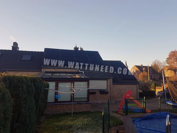 Toit d'une maison équipé de panneaux photovoltaïques