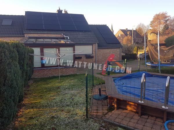 Toit d'une maison équipé de panneaux photovoltaïques