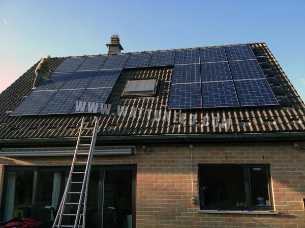 Toit d'une maison équipé de panneaux photovoltaïques