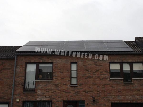 Toit d'une maison équipé de panneaux photovoltaïques