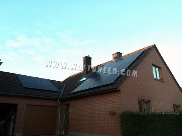 Toit d'une maison équipé de panneaux photovoltaïques