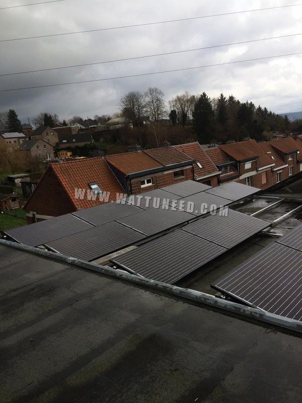 Toit plat d'une maison avec panneaux photovoltaïques sur structure pour toit plat