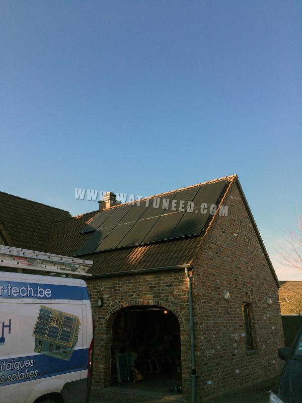 Toit d'une maison équipé de panneaux photovoltaïques