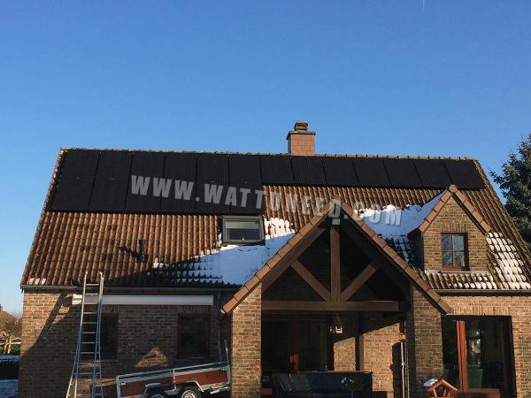 Toit d'une maison équipé de panneaux photovoltaïques