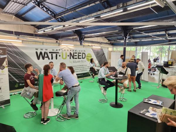 Stand de Wattuneed au Survival Expo – Autonomy & Outdoor : Vivre Autonome, le Salon de la Maison Durable, avec des clients, des employés de Wattuneed et des produits Wattuneed, dont panneaux solaires et onduleurs