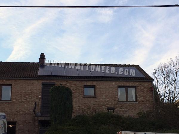 Toit d'une maison équipé de panneaux photovoltaïques