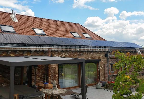 Toit d'une maison équipé de panneaux photovoltaïques