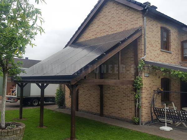 Carport avec panneaux solaires sur le toit