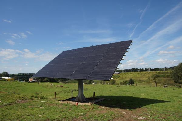 Suiveurs solaires avec panneaux photovoltaïques dans un champ