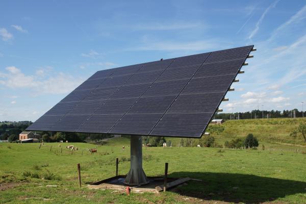 Suiveurs solaires avec panneaux photovoltaïques dans un champ