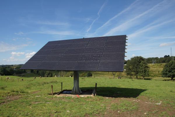 Suiveurs solaires avec panneaux photovoltaïques dans un champ