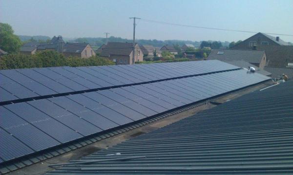 Toit d'une maison équipé de panneaux photovoltaïques