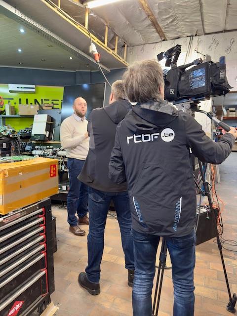 Cameraman et journaliste avec Julien Mawet, directeur de Wattuneed, dans les locaux de Wattuneed