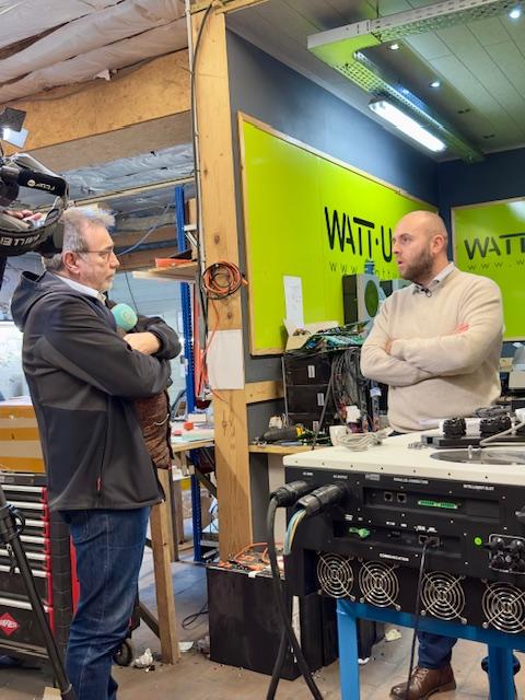 Cameraman et journaliste avec Julien Mawet, directeur de Wattuneed, dans les locaux de Wattuneed
