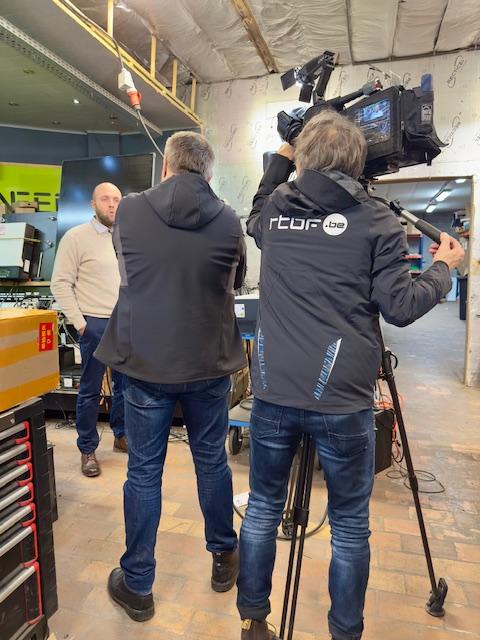 Cameraman et journaliste avec Julien Mawet, directeur de Wattuneed, dans les locaux de Wattuneed