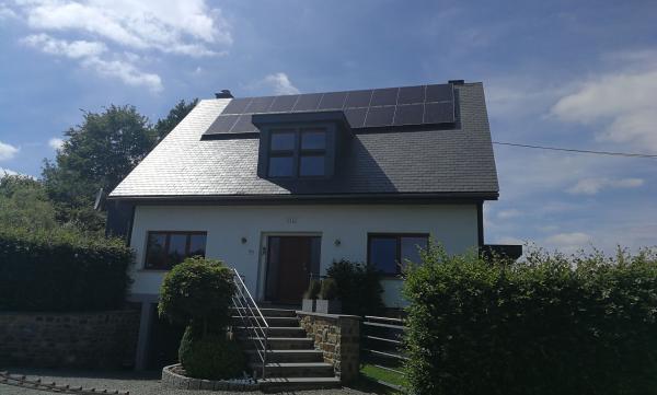 Toit d'une maison équipé de panneaux photovoltaïques