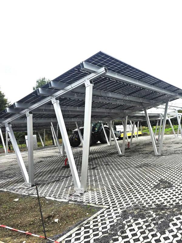 Carport avec panneaux solaires sur le toit